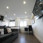 Hatton Apartments Heathrow Airport- Free Parking-Free Underground To And From Heathrow Airport Hatton Cross See Picture-See London Fast Hatton Cross To Central London 30Min